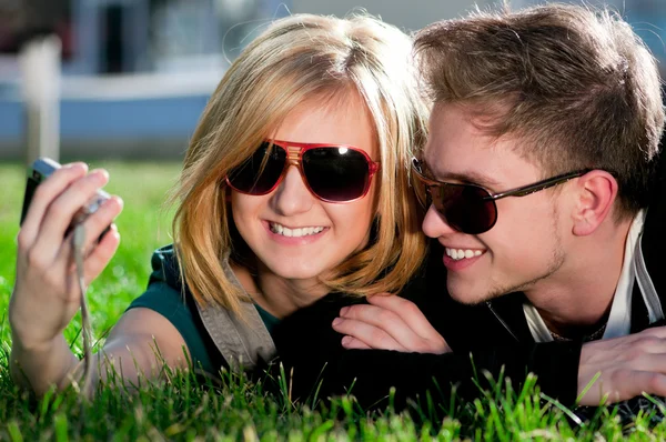 屋外撮影感情的な 10 代のカップル — ストック写真