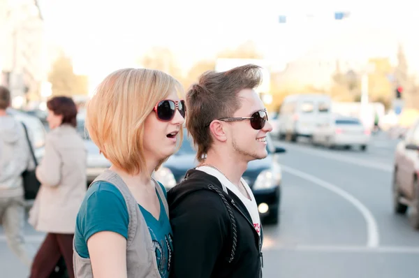 Adolescente casal andando na rua — Fotografia de Stock