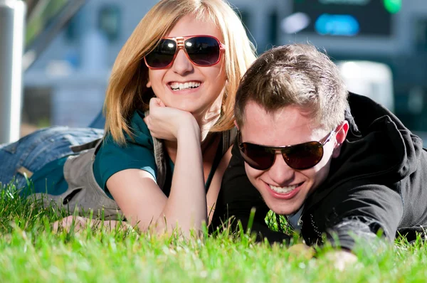 Feliz casal adolescente jogando ao ar livre — Fotografia de Stock