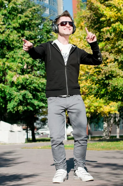 Lässiger Mann tanzt im Stadtpark — Stockfoto