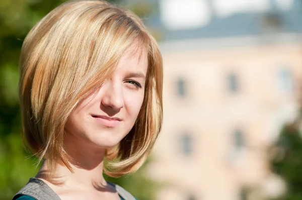 Close up shoot of woman in city park — Stock Photo, Image