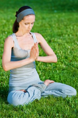 germe egzersiz yaparak güzel bir kadın