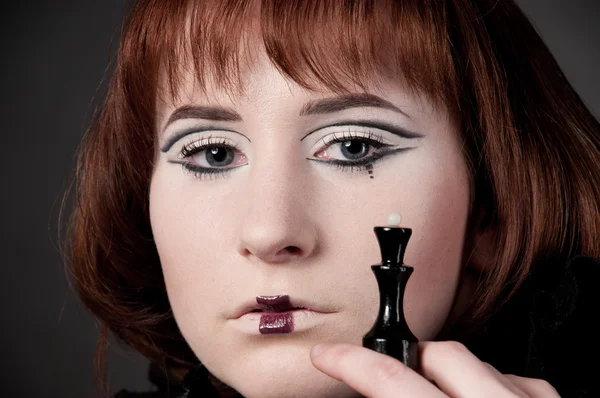 Nahaufnahme Porträt eines schönen Mädchens mit Schach-Make-up — Stockfoto