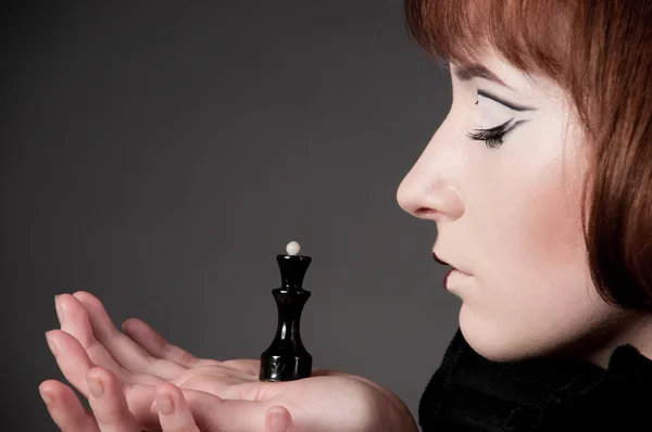 Крупним планом портрет красивої дівчини з шаховим макіяжем — стокове фото