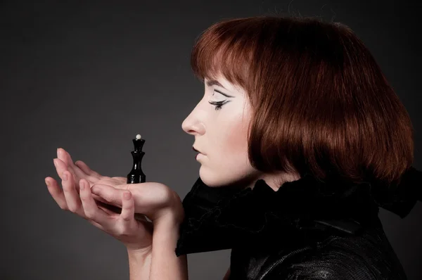 Närbild porträtt av vacker flicka med schack makeup — Stockfoto