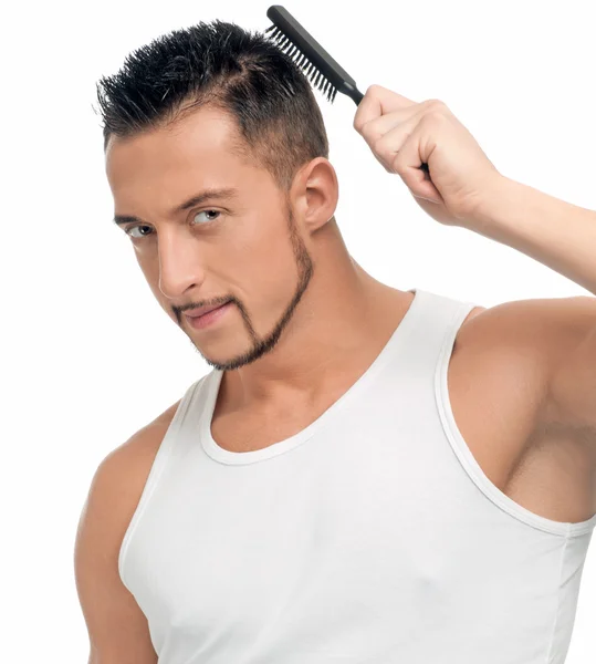 Hombre con el pelo perfecto usando cepillo de peine — Foto de Stock
