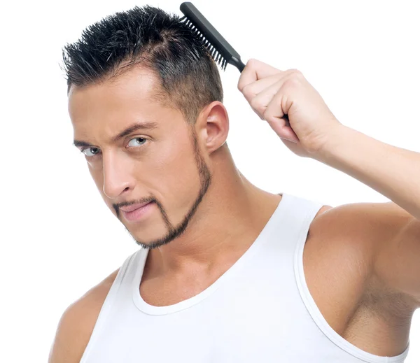 Muž s dokonalými vlasy pomocí hřeben kartáč — Stock fotografie