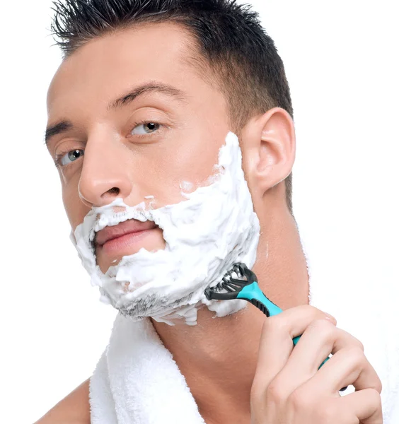 Retrato del hombre que afeitarse con espuma — Foto de Stock