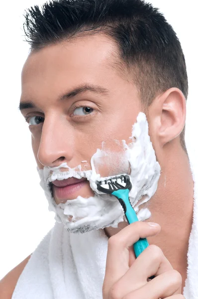Портрет человека, который бреется с пеной — стоковое фото