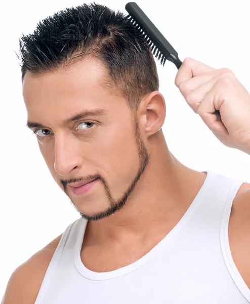 Άνθρωπος με τέλεια μαλλιά, χρησιμοποιώντας χτένα βούρτσα — Φωτογραφία Αρχείου