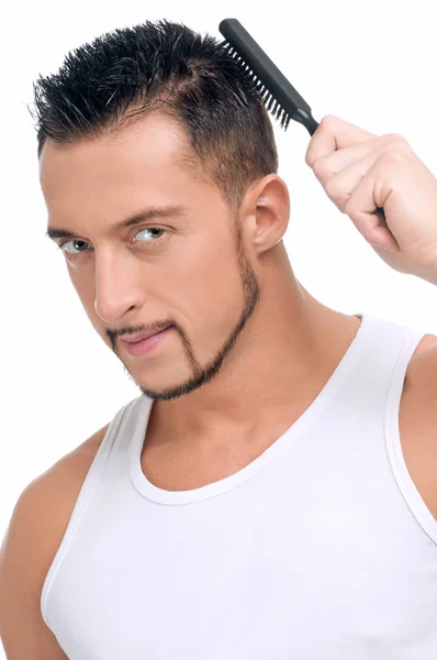 Hombre con el pelo perfecto usando cepillo de peine —  Fotos de Stock