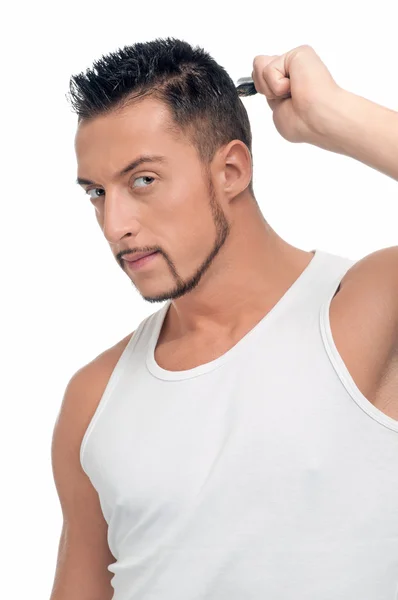 Homem com cabelo perfeito usando escova de pente — Fotografia de Stock