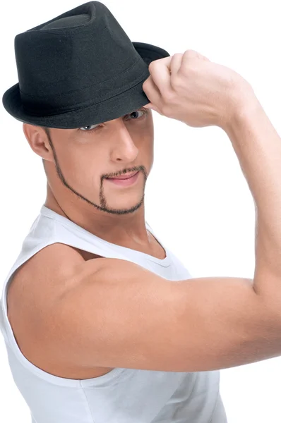 Молодий красивий чоловік в чорному капелюсі — стокове фото