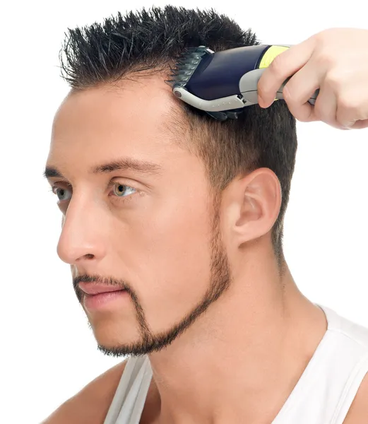 Резать волосы привлекательного мужчины — стоковое фото
