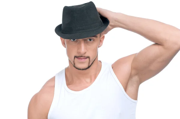 Молодий красивий чоловік в чорному капелюсі — стокове фото