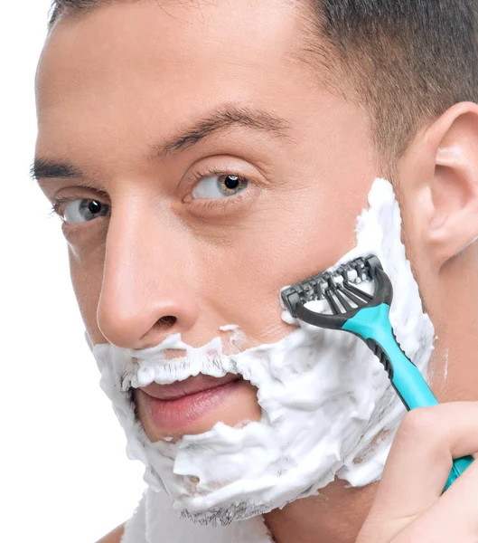 Retrato do homem que faz a barba com espuma — Fotografia de Stock