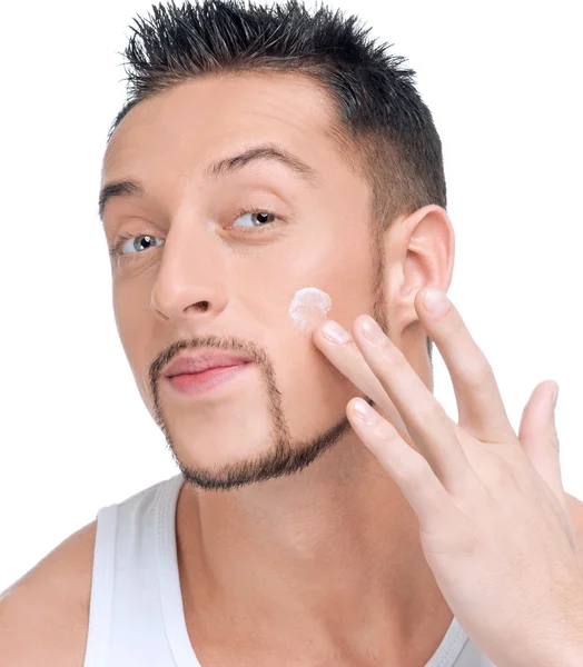 Bello uomo applicare maschio creme su faccia — Foto Stock