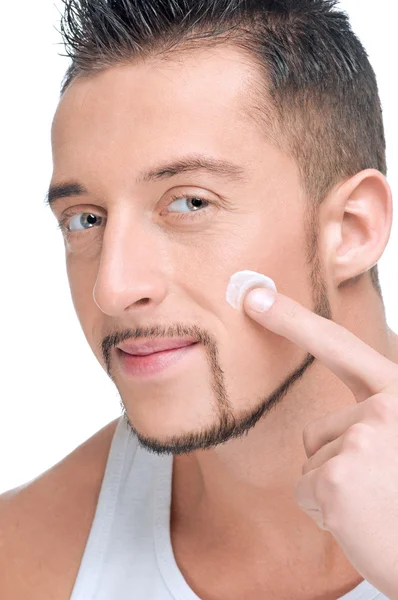 Stilig man tillämpa manliga crème på ansikte — Stockfoto