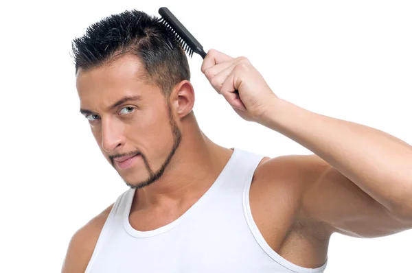 Homem com cabelo perfeito usando escova de pente — Fotografia de Stock