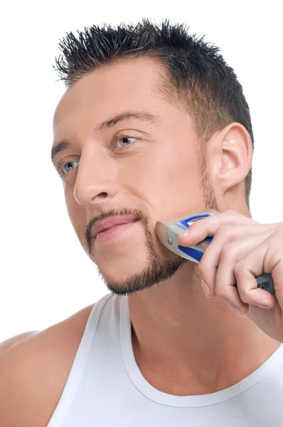 年轻英俊的男人刮胡子 — 图库照片