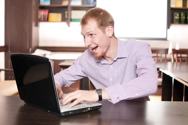 Uomo d'affari emotivo con laptop — Foto Stock