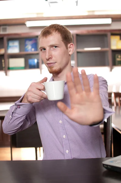 Empresário com xícara de café quente — Fotografia de Stock