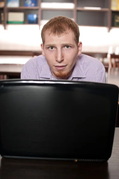Dizüstü bilgisayar ile duygusal iş adamı — Stok fotoğraf