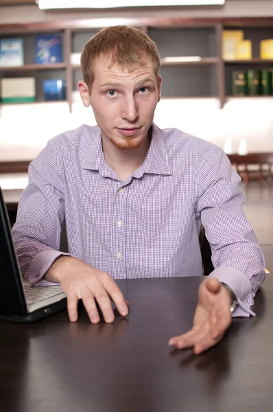 Эмоциональный бизнесмен с ноутбуком — стоковое фото