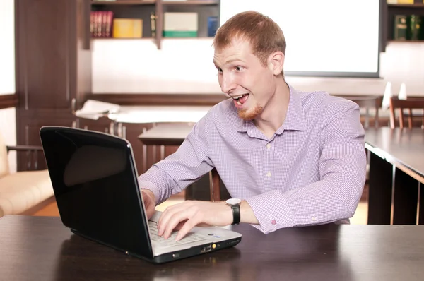 Empresário emocional com laptop — Fotografia de Stock
