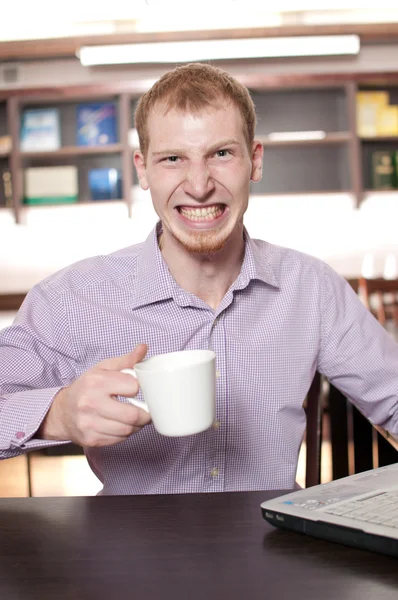 Empresário com xícara de café quente — Fotografia de Stock