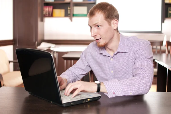 Эмоциональный бизнесмен с ноутбуком — стоковое фото