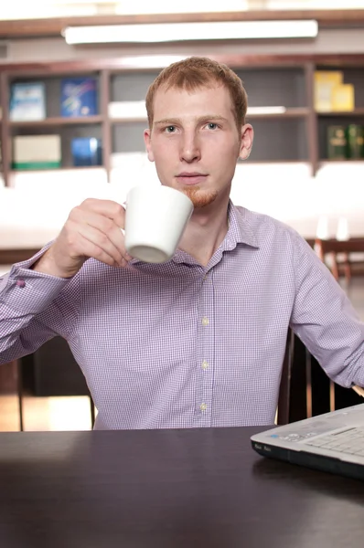 Бизнесмен с чашкой горячего кофе — стоковое фото