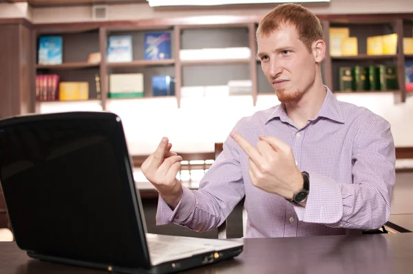 Emotionele zakenman met laptop — Stockfoto