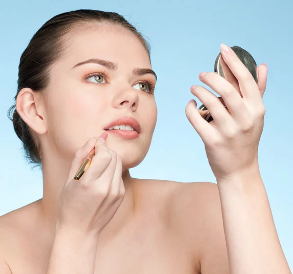 Mooie jonge volwassen vrouw toepassing cosmetische lippenstift potlood — Stockfoto