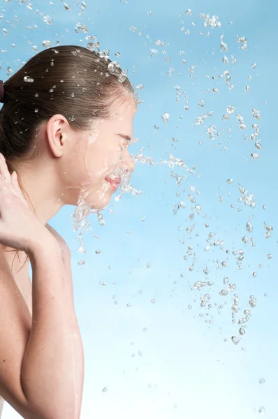 Portret van mooie emotionele vrouw gezicht wassen — Stockfoto