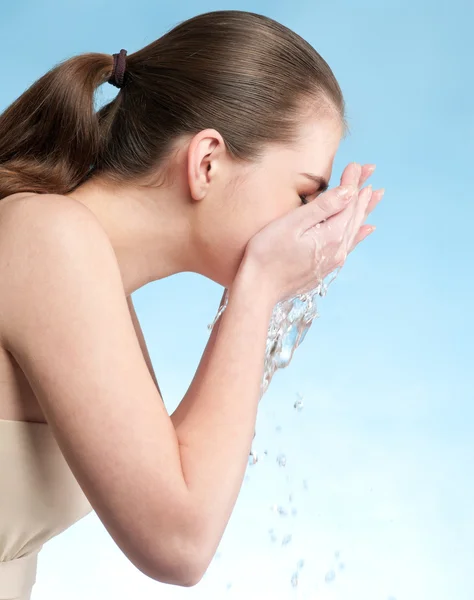Ritratto di bella donna emotiva lavaggio viso — Foto Stock