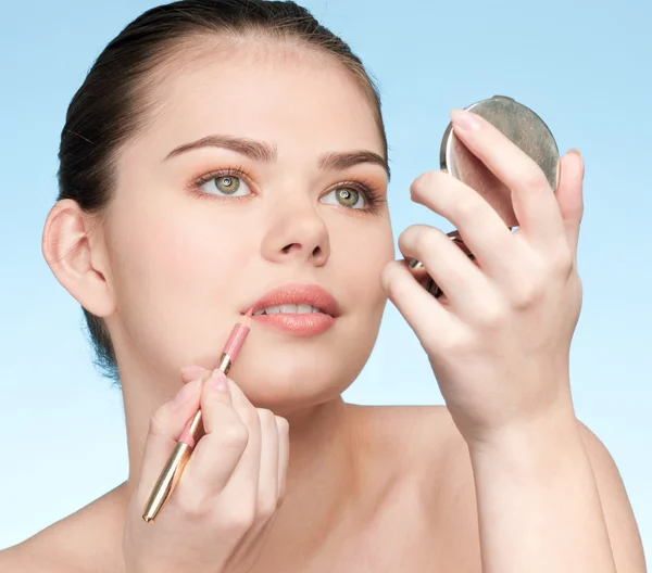 Vacker ung vuxen kvinna tillämpa kosmetiska lipstick pencil — Stockfoto