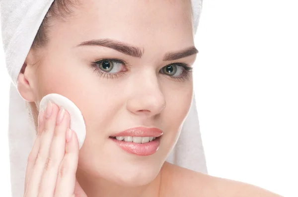 Close-up de mulher de beleza aplicando esponja — Fotografia de Stock