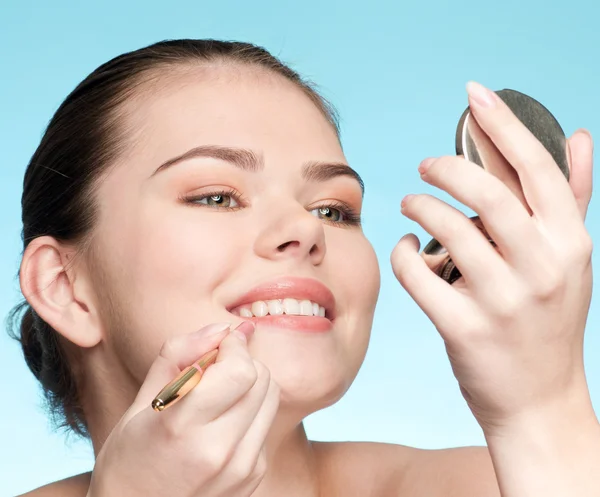 Schöne junge erwachsene Frau Anwendung kosmetischer Lippenstift Bleistift — Stockfoto