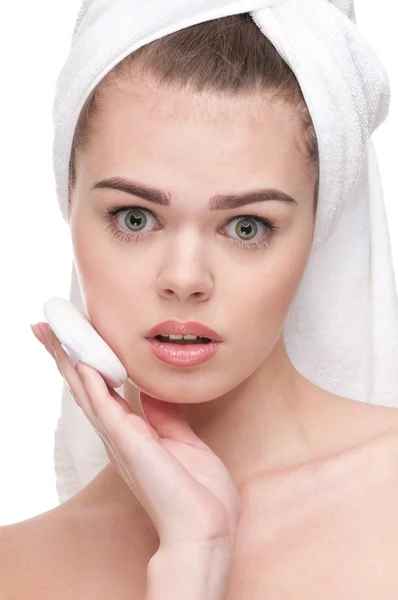Close-up de mulher de beleza aplicando esponja — Fotografia de Stock