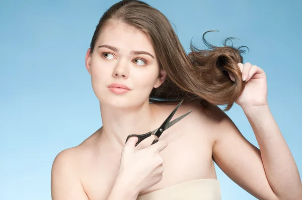 Женщина, которая стрижет идеальные волосы — стоковое фото