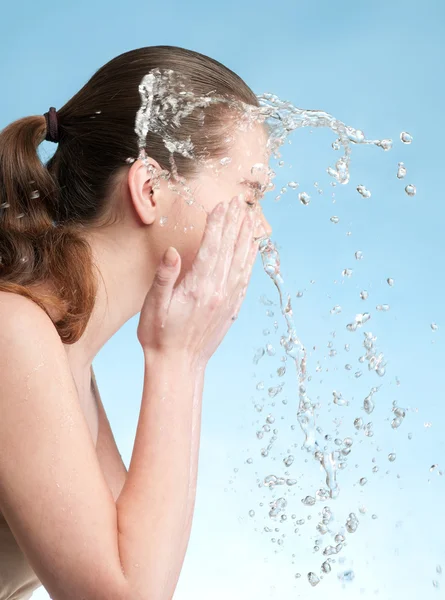 顔を洗う美しい感情的な女性の肖像画 — ストック写真