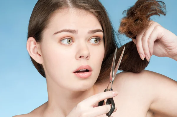 Женщина, которая стрижет идеальные волосы — стоковое фото