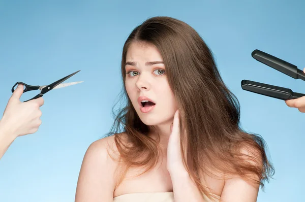 Ritratto ravvicinato di una giovane donna spaventata. Taglio di capelli — Foto Stock