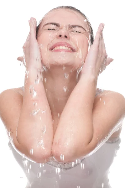 Primo piano di bella donna che si lava il viso — Foto Stock