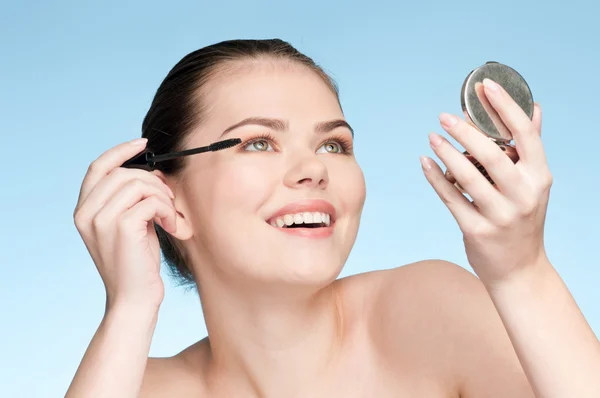 Beautiful young adult woman applying cosmetic mascara brush — Stock Photo, Image
