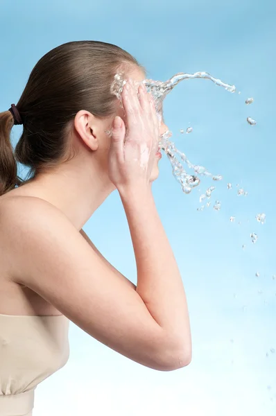 Πορτρέτο του όμορφη συναισθηματική γυναίκα να πλύνει το πρόσωπό — Φωτογραφία Αρχείου