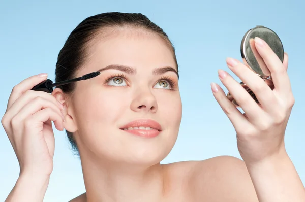 Beautiful young adult woman applying cosmetic mascara brush — Stock Photo, Image
