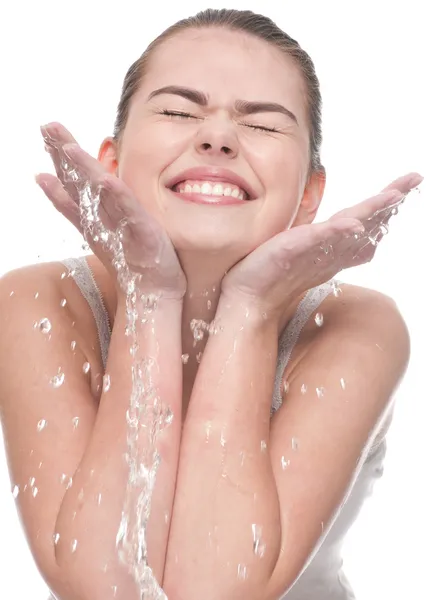 Primer plano de la hermosa mujer lavándose la cara — Foto de Stock