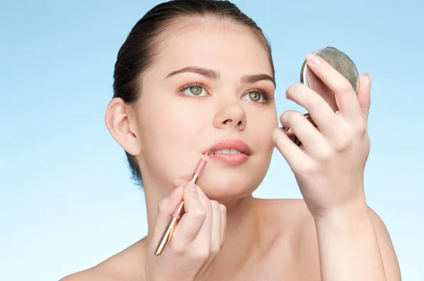 Hermosa mujer joven adulta aplicando lápiz labial cosmético —  Fotos de Stock
